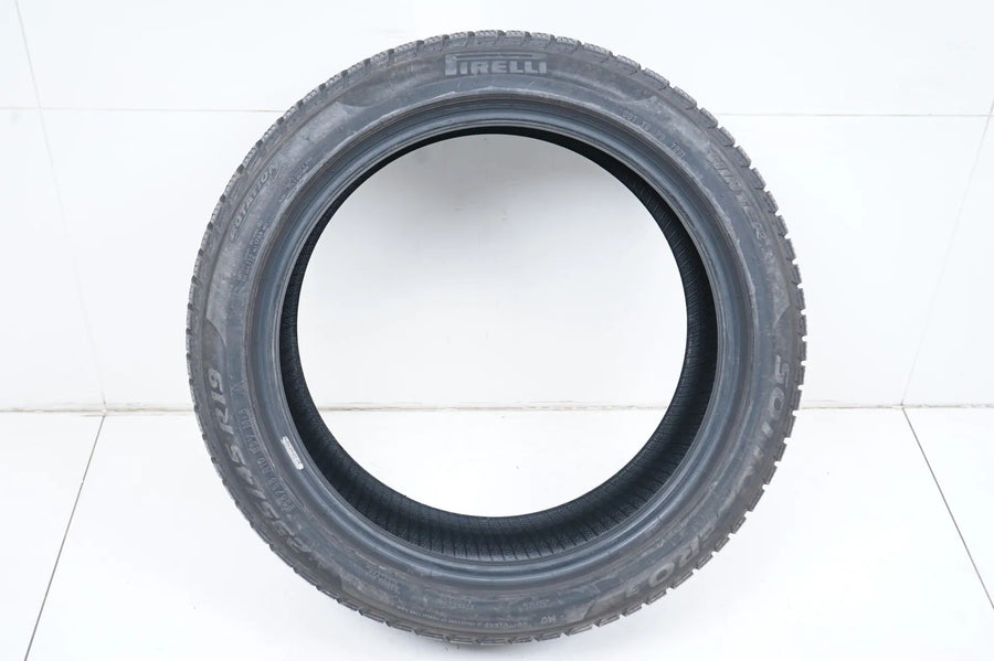 1 pneu hiver Pirelli 235/45/19 pouces, profondeur de sculpture d'environ 6 mm, homologué DOT19 MO