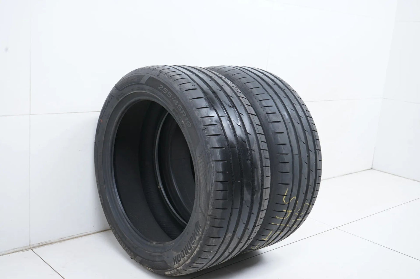 2 x summer tires 255 45 19 inch Hankook DOT23 approx. 6 mm tread depth