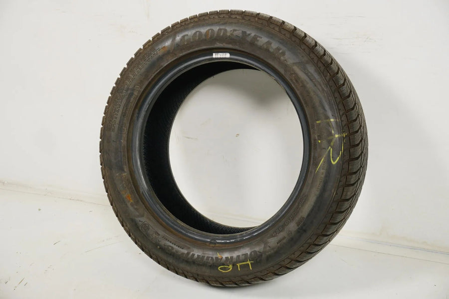 1 pneu hiver Goodyear 205/60 R16, profondeur de sculpture d'environ 7 mm, homologué DOT16 BMW* RFT