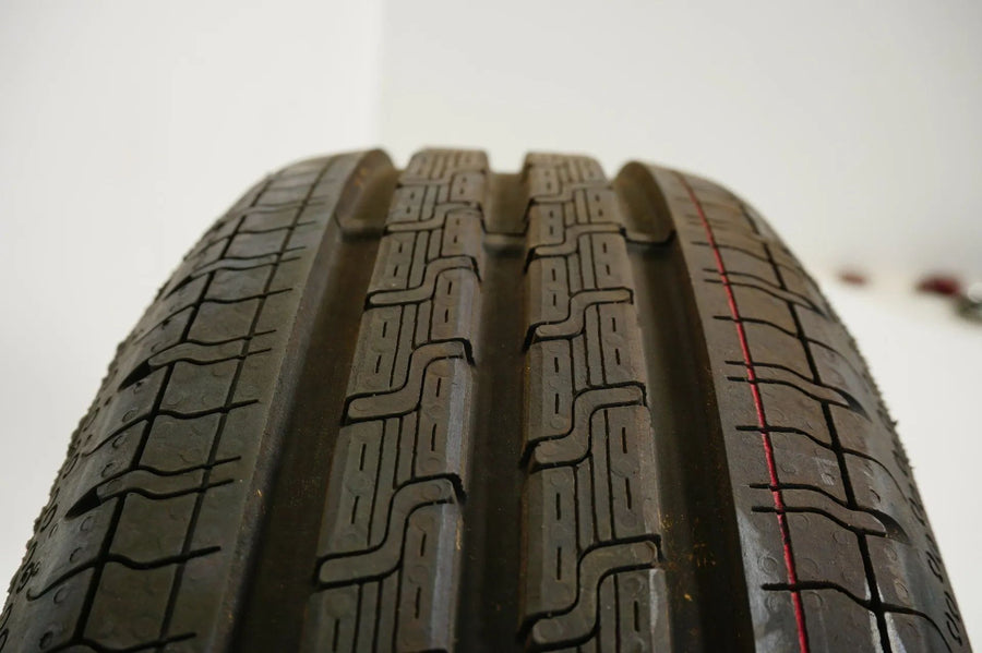 2 pneus d'été neufs de démonstration Continental DOT17, 165/65/15 pouces