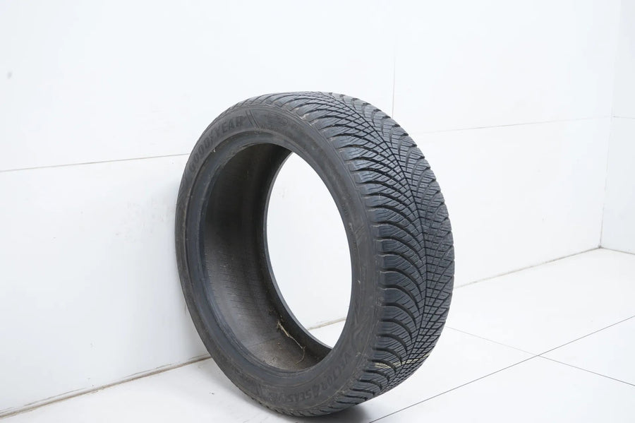 1 x Allwetterreifen Goodyear 225 45 18 Zoll DOT19 ca.7 mm RFT