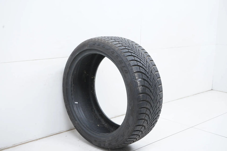 1 x Maxxis winter tire 225 45 18 inch DOT21 approx. 7 mm