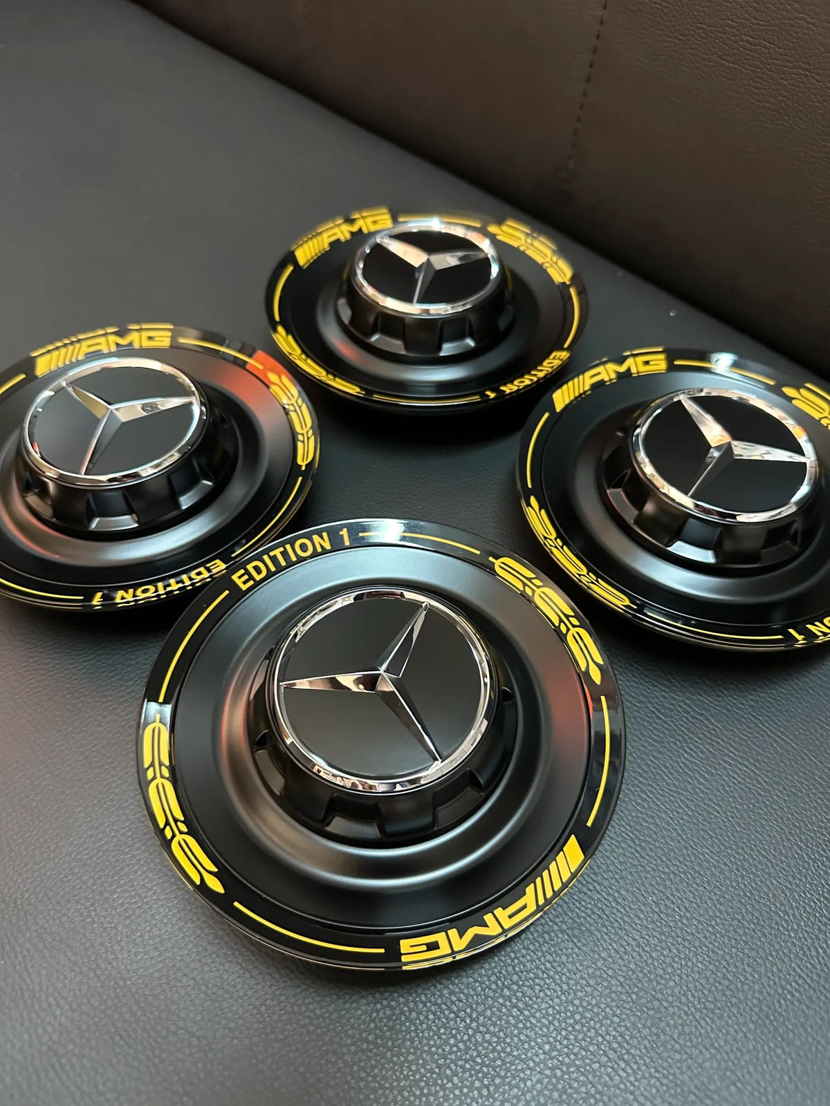 4x Original Wie Neu Mercedes AMG Edition1 Nabendeckel schwarz/Gelb A0004005700 Detailansicht 3