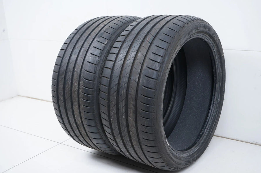 2 pneus été de démonstration Bridgestone 285/35/20 pouces DOT23 MO