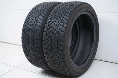 2 pneus hiver Goodyear 205/50 R17 pouces DOT15, profondeur d'environ 6 mm, BMW*RFT