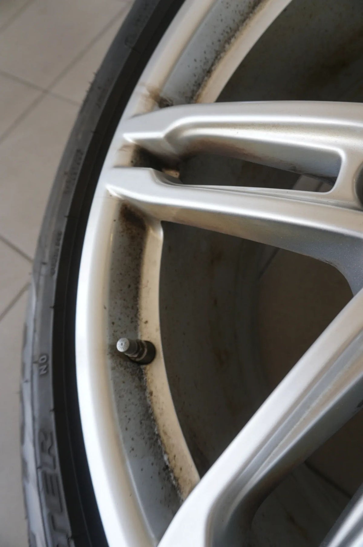 Original Porsche Macan 95B 19 Zoll Alufelgen Winterräder Winterreifen 2023 6,5mm Detailní zobrazení 6