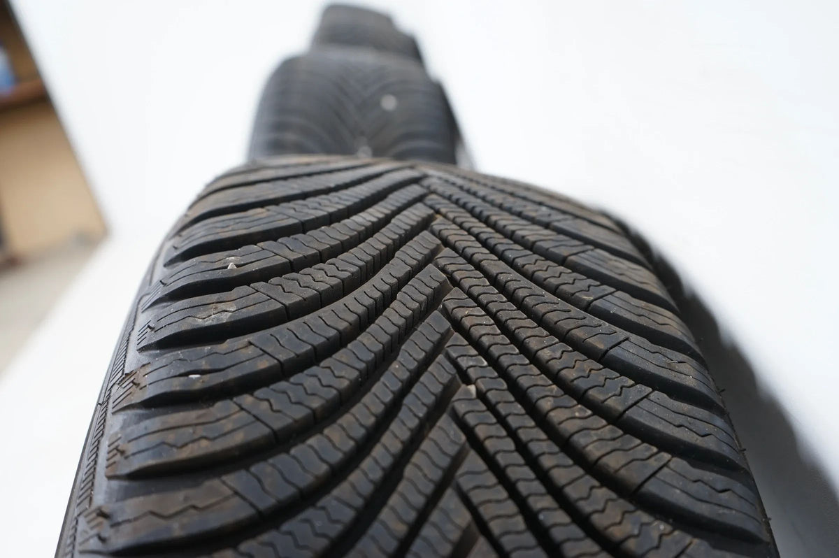 Jako nové Audi Q2 81A zimní kola zimní pneumatiky 215 55 17 palců 8 mm 81A601025C Detailní zobrazení 8