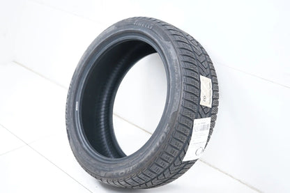 1 pneu hiver Pirelli 235/45/19 pouces, profondeur de sculpture d'environ 6 mm, homologué DOT19 MO