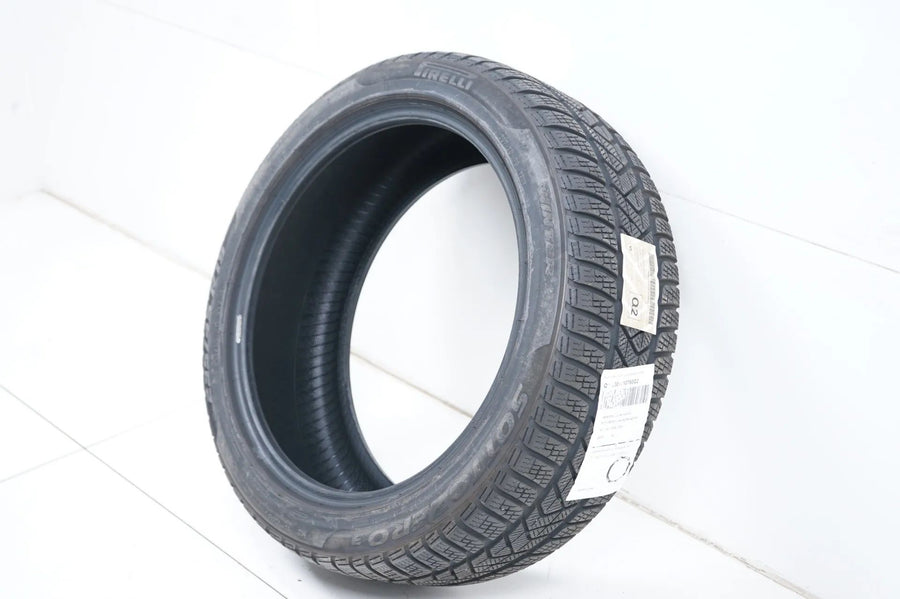 1 pneu hiver Pirelli 235/45/19 pouces, profondeur de sculpture d'environ 6 mm, homologué DOT19 MO