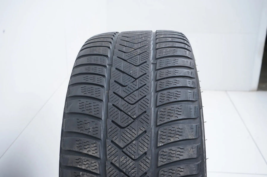 2x Winter tires 275 40 18 inch Pirelli approx. 3 mm tread depth DOT19 MO