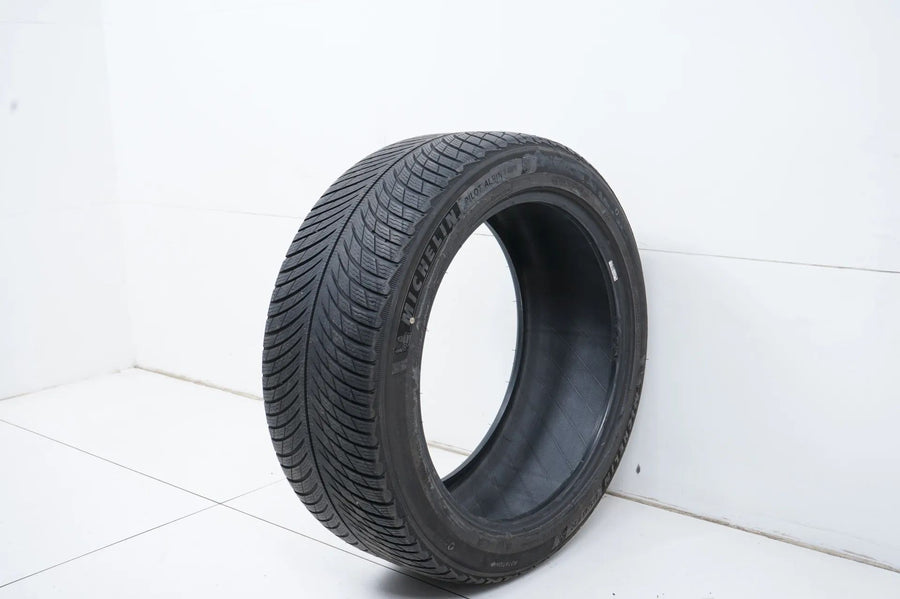 1 pneu hiver Michelin 255/45/20 pouces, profondeur d'environ 4 mm, homologué BMW DOT21*