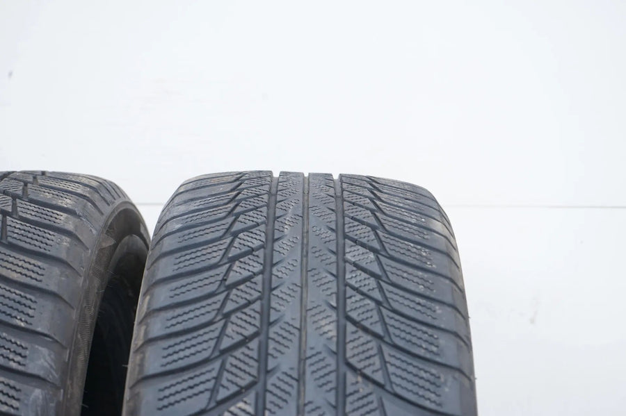 2 pneus d'hiver Bridgestone DOT19 205/55/17 pouces, profondeur de sculpture d'environ 4 mm.