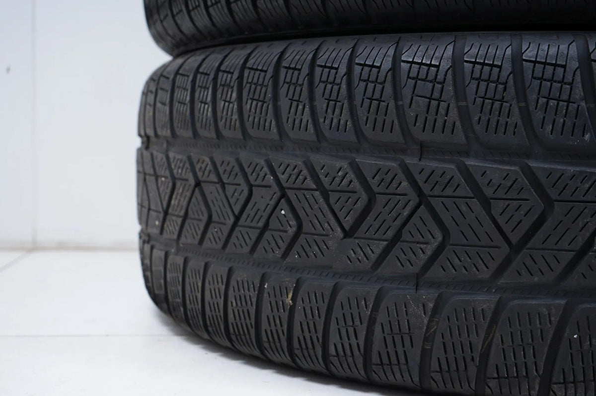 4x Winterreifen Pirelli 235 65 17 Zoll DOT20 MO ca.4 mm Detailansicht 8