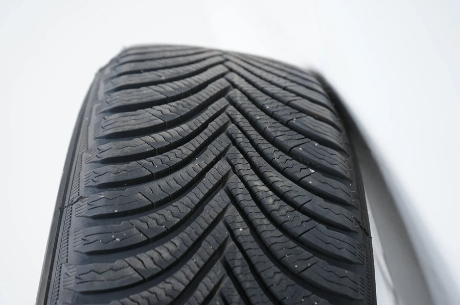 Audi A1 GB Winterräder Winterreifen 205 60 R16 82A601025C 7mm