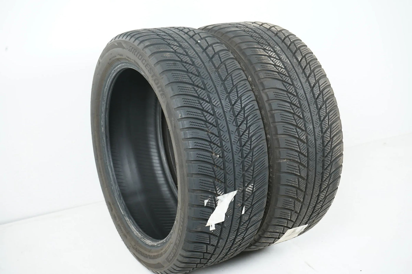 2 x Winterreifen Bridgestone LM 001 225 45 18 Zoll DOT23 ca.5 mm