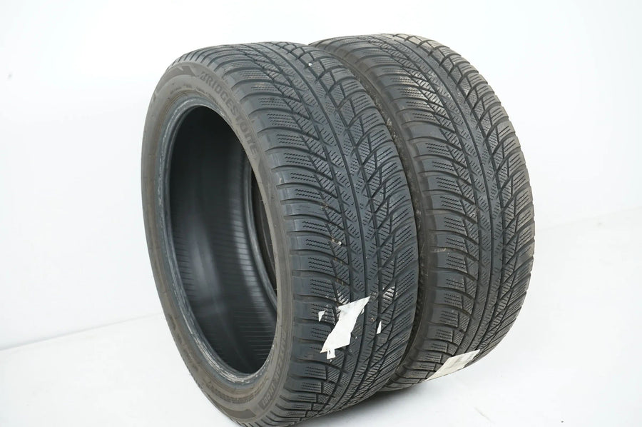2 x Winterreifen Bridgestone LM 001 225 45 18 Zoll DOT23 ca.5 mm