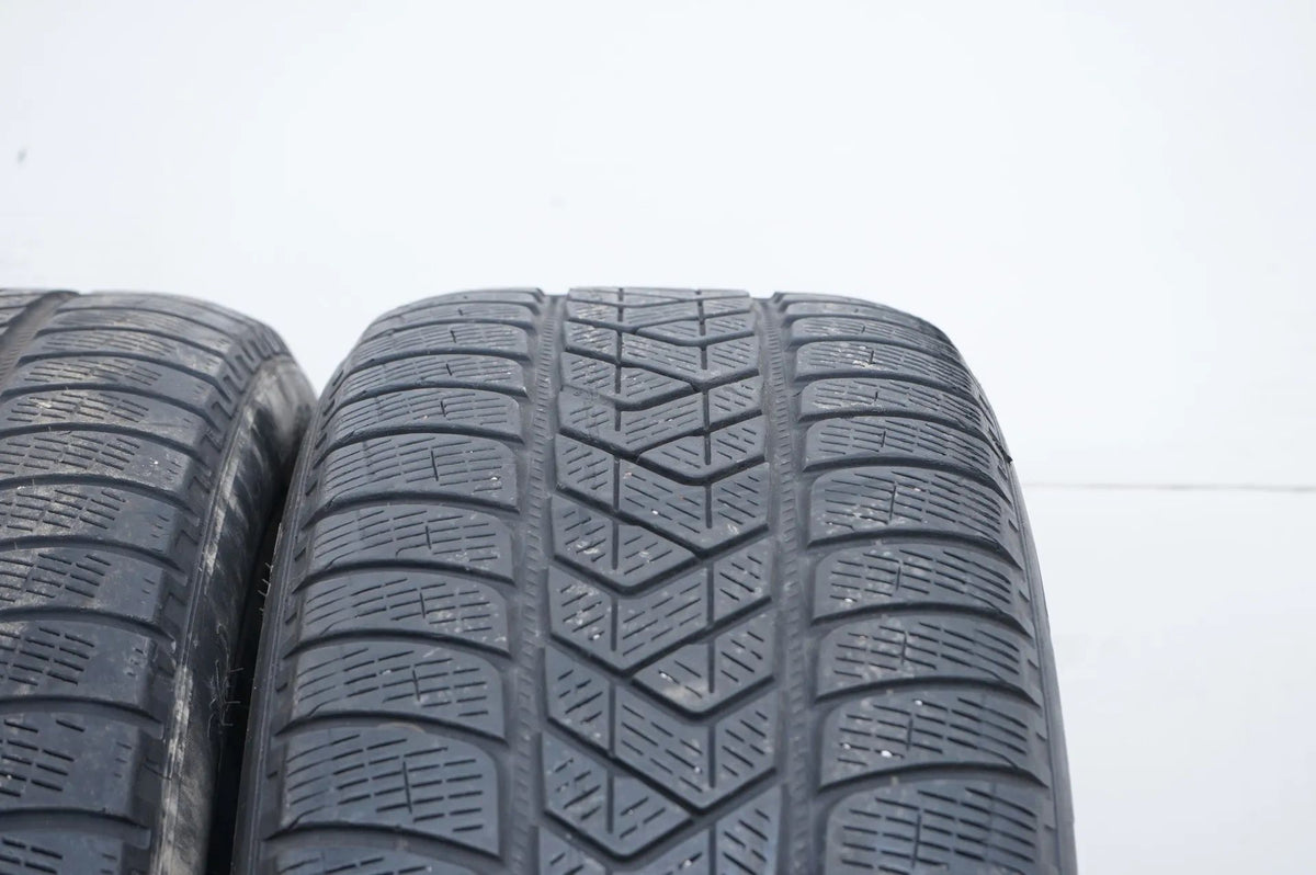 2 x Winterreifen Pirelli 235 55 19 Zoll DOT20/17 ca.4 mm MO RFT Detailansicht 5
