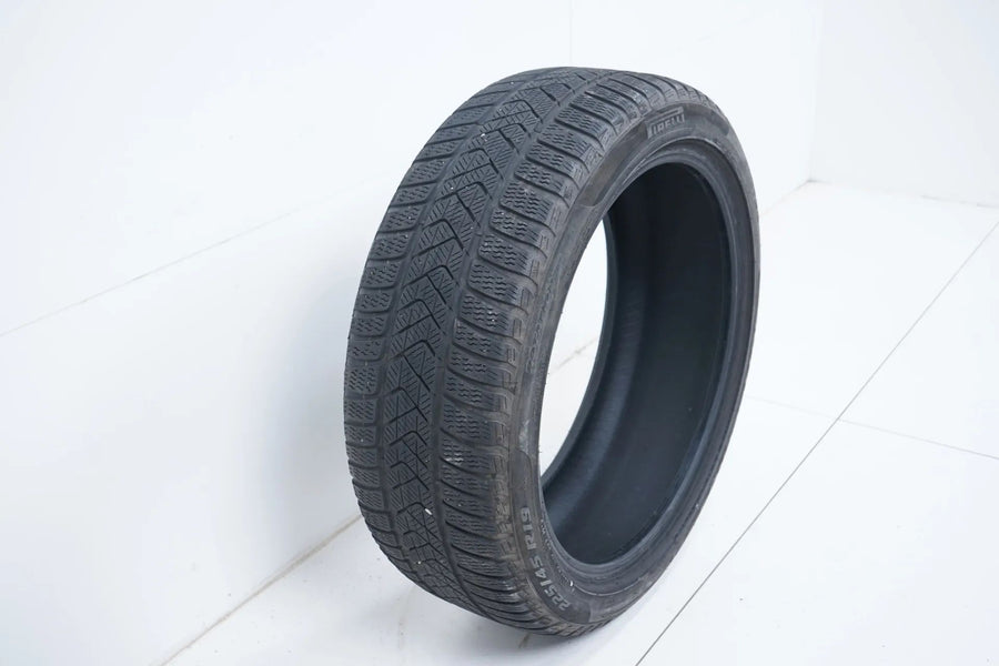 1 x Pirelli winter tire 225 45 19 inch DOT119 BMW* approx. 5mm RFT