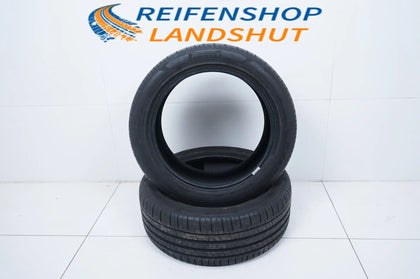 2 pneus été Pirelli DOT22 255/45/19 pouces, profondeur de sculpture d'environ 7 mm.