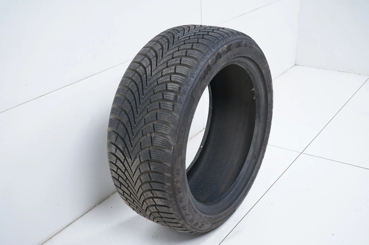 1x Winter tire 245 45 18 inch Maxxis approx. 7 mm DOT20 Detailansicht 3
