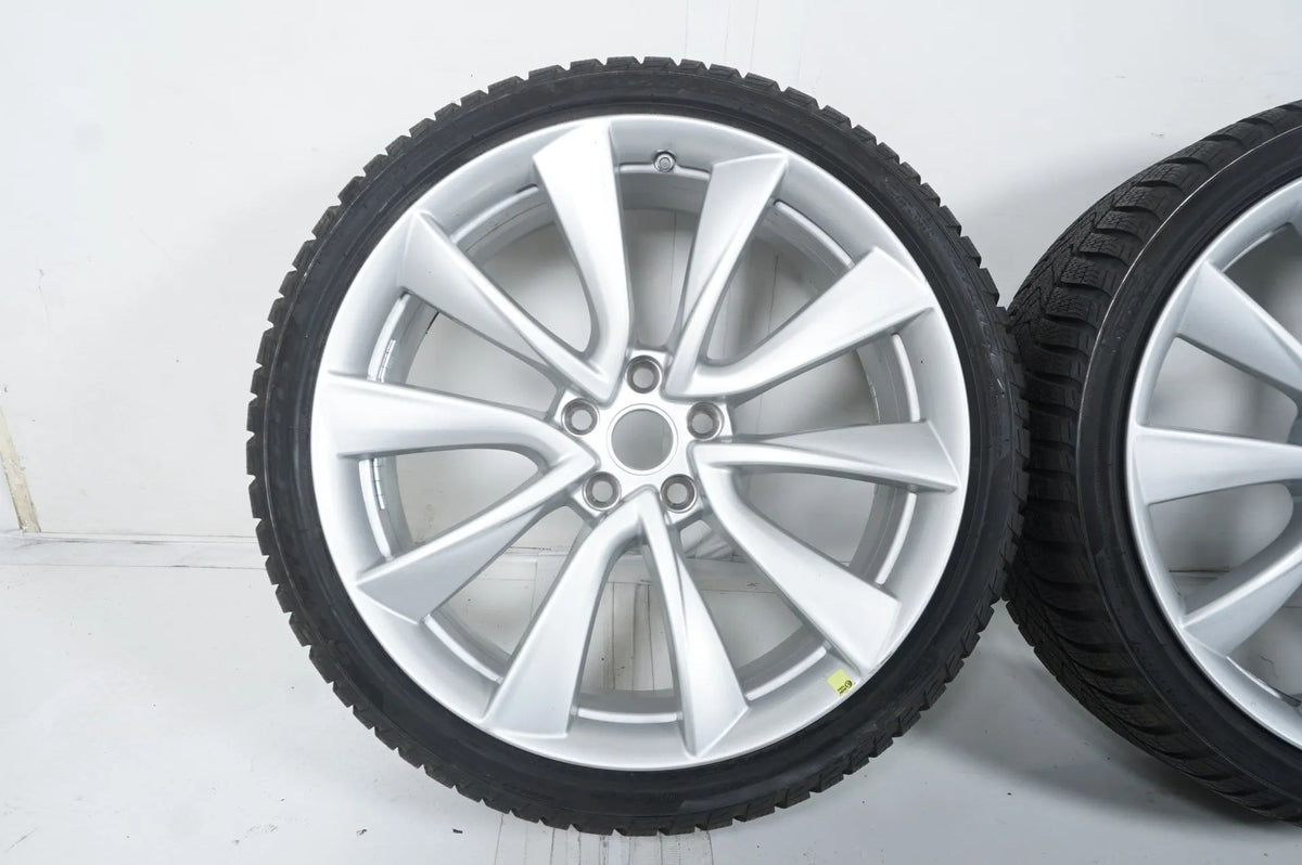 Like new Tesla Model 3 winter wheels 235/35/20 inch with sensors (valid until 2020) Detail view 3