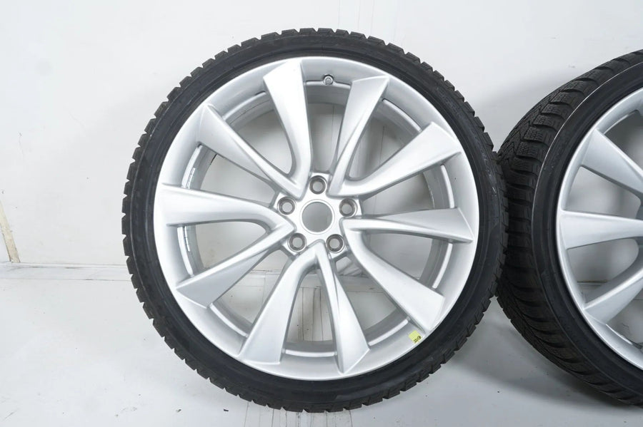 Like new Tesla Model 3 winter wheels 235/35/20 inch with sensors (valid until 2020)